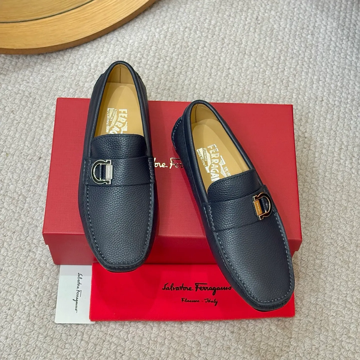 Men's men's shoes 💰420 (Yangli) Ferragamo 〰Ferragamo 2⃣️0⃣️2⃣️5️⃣ New series 👊🏻 Upper 🇮🇹 Italian imported calfskin, original outsole molding. Water-dyed sheepskin lining. The identity of every successful man is set off, and the upper and lower shoes are elegant and stable🚶🏻🚶🏻The high-end custom counter original replica is an eternal classic🔍️Number of codes: 38-46 with counter packaging